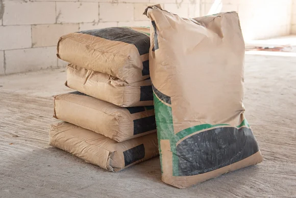 Stapel von Zementsäcken auf einem Betonboden